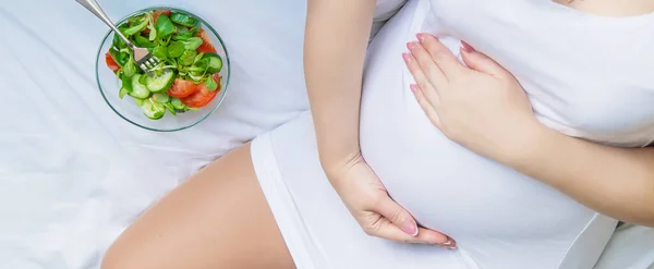Беременная Женщина Ест Салат Овощами Выборочный Фокус Еда — стоковое фото