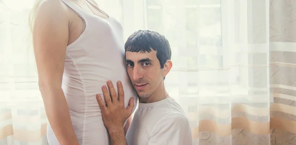 Una Mujer Embarazada Padre Niño Abrazan Una Panza Enfoque Selectivo — Foto de Stock