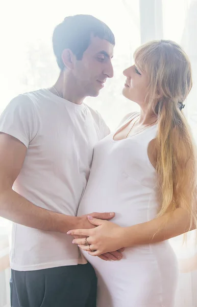 Una Donna Incinta Padre Bambino Abbracciano Una Pancia Concentrazione Selettiva — Foto Stock