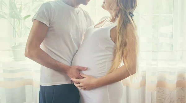Una Mujer Embarazada Padre Niño Abrazan Una Panza Enfoque Selectivo — Foto de Stock