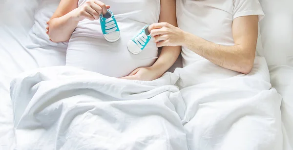 Hamile Kadın Erkek Göbeğe Sarılır Bebek Ayakkabısı Tutarlar Seçici Odaklanma — Stok fotoğraf