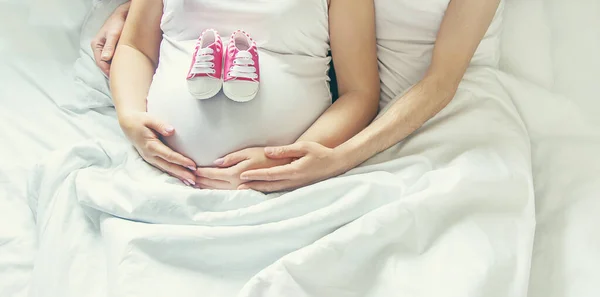 Zwangere Vrouw Man Knuffelen Buik Houden Baby Schoenen Vast Selectieve — Stockfoto