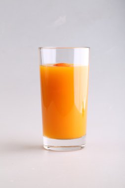 Beyaz arka planda bardakta havuç suyu