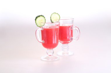 beyaz zemin üzerine salatalık ile karpuz güler yüzlü