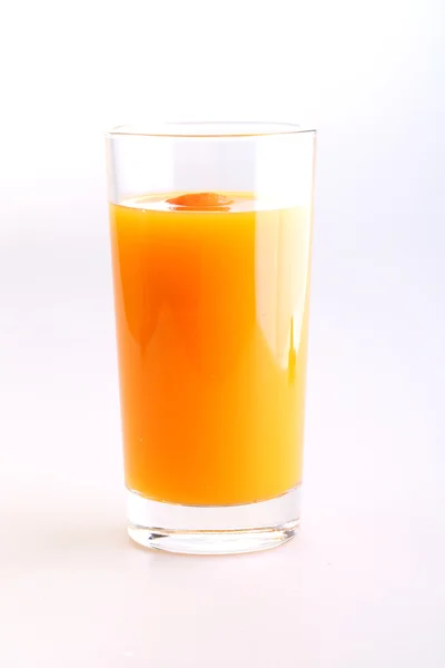 Succo di carota in vetro su fondo bianco — Foto Stock