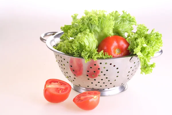 Alface e tomate no tempo recomendado sobre fundo branco — Fotografia de Stock