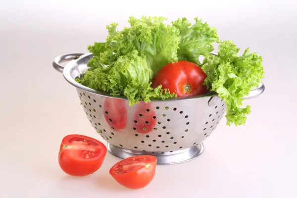 Salat und Tomaten in der Zeit auf weißem Hintergrund empfohlen — Stockfoto