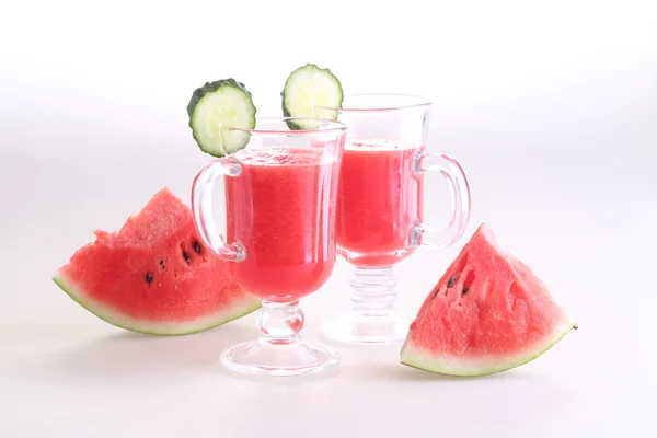 Batido de sandía con pepino sobre fondo blanco — Foto de Stock