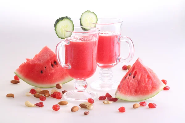 Batido de sandía con pepino y nueces sobre fondo blanco — Foto de Stock