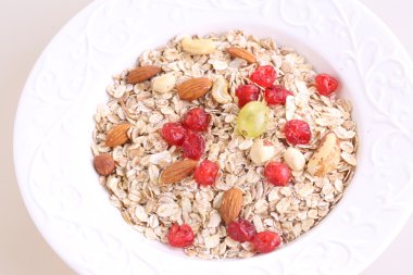 kurutulmuş kızılcık, fındık ve üzüm ile müsli