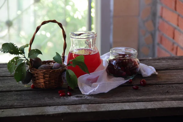 Compota de cornejo y ciruelas frescas en una canasta — Foto de Stock