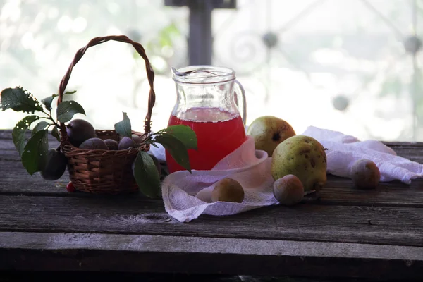 Masih hidup dengan plum segar dan pir — Stok Foto