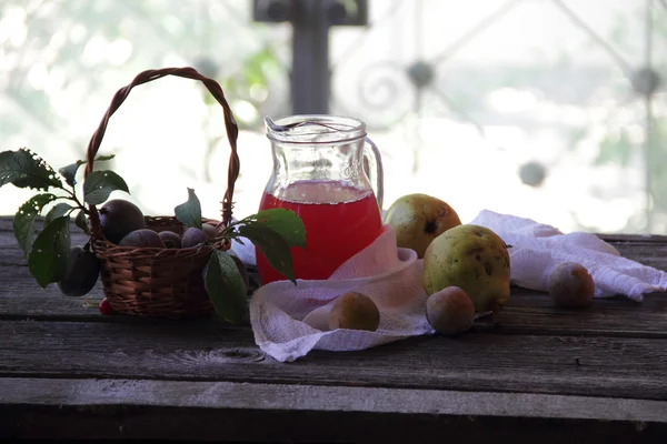 Masih hidup dengan plum segar dan pir — Stok Foto