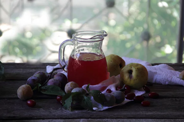 Masih hidup dengan plum segar dan pir — Stok Foto