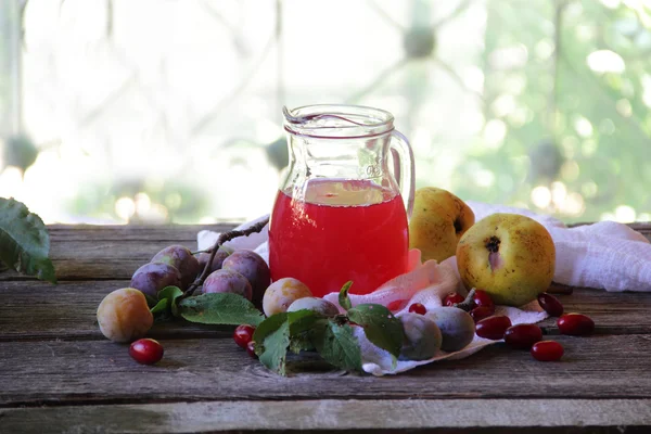 Stilleven met verse pruimen en peren — Stockfoto