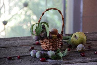 taze Erik ve armut ile natürmort