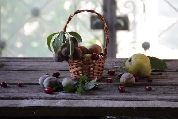 Nature morte aux prunes et poires fraîches — Photo