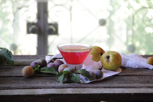 梨と透明な花瓶にプラムのソルベ — ストック写真