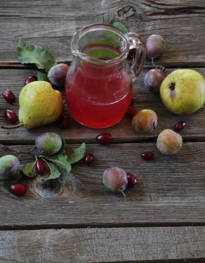 armut ve şeffaf bir sürahi Erik kompostosu