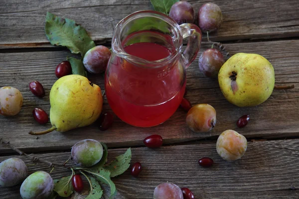 Komposit pir dan plum dalam botol kaca — Stok Foto