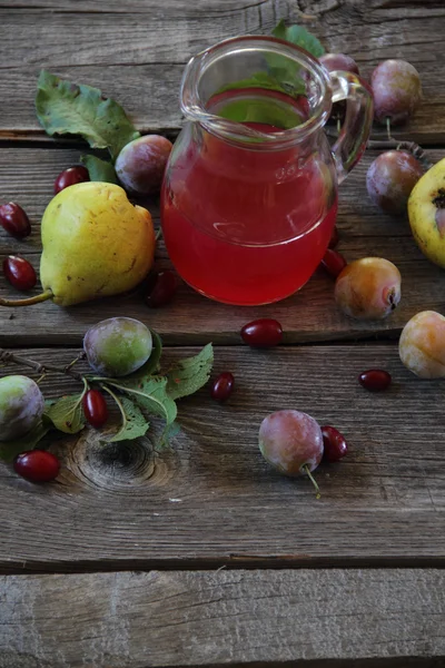 Komposit dari pir dan plum dalam kendi transparan — Stok Foto