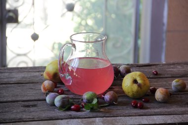 taze Erik ve armut kompostosu ile natürmort