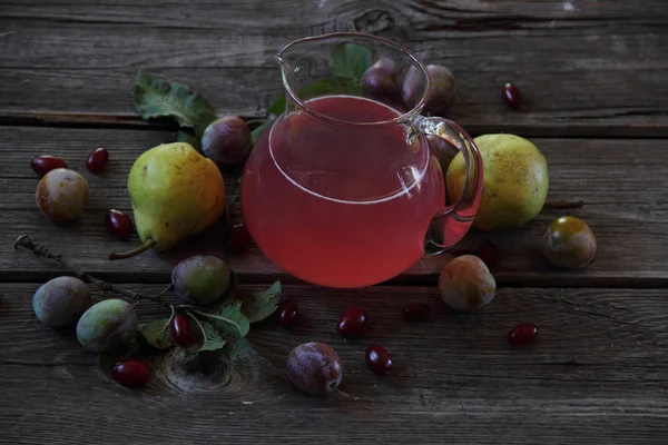 Masih hidup dengan campuran plum segar dan pir — Stok Foto