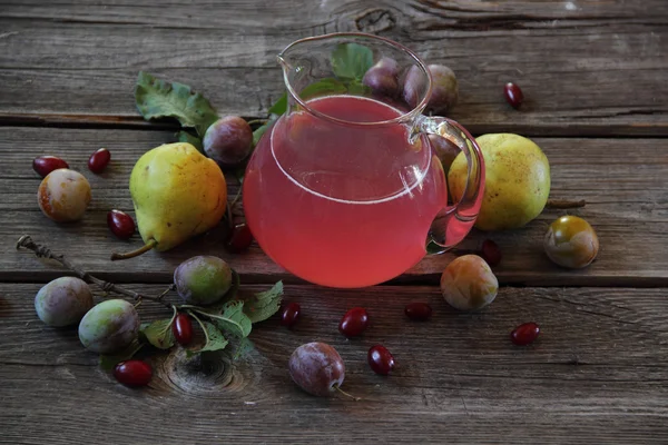 taze Erik ve armut kompostosu ile natürmort