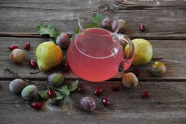 taze Erik ve armut kompostosu ile natürmort