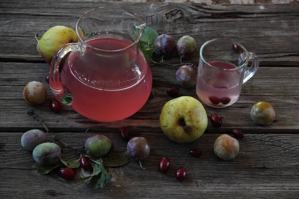 taze Erik ve armut kompostosu ile natürmort