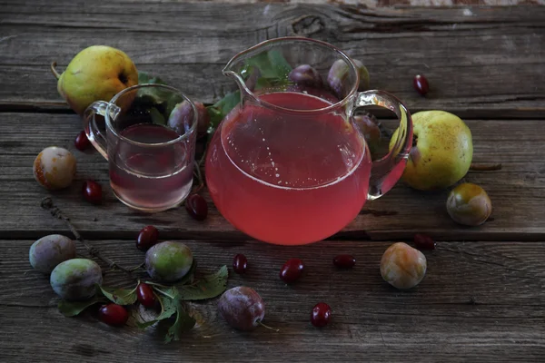 taze Erik ve armut kompostosu ile natürmort