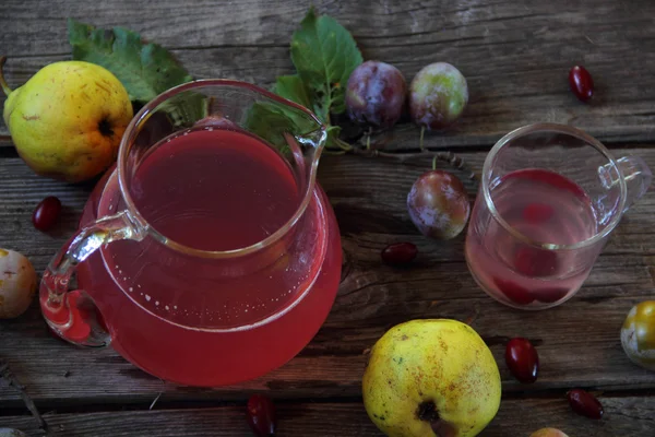 Nature morte avec compote de prunes et de poires fraîches — Photo