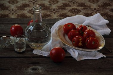 Votka bir sürahi ve doldurulmuş marinaded domates