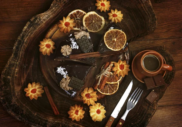 Pastel de chocolate con shortbread y café —  Fotos de Stock