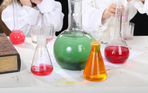 Girls conduct experiments in the chemistry — Stock Photo, Image