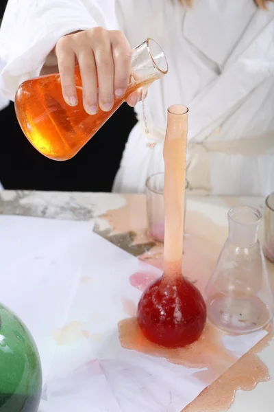 The girl conducting experiments in chemistry — Stock Photo, Image