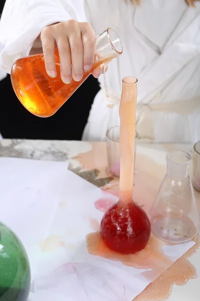 Девушка проводит эксперименты по химии — стоковое фото