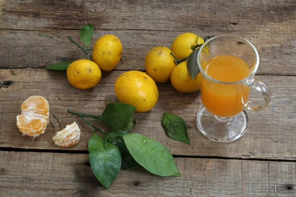 cam ve taze mandalina mandalina suyu