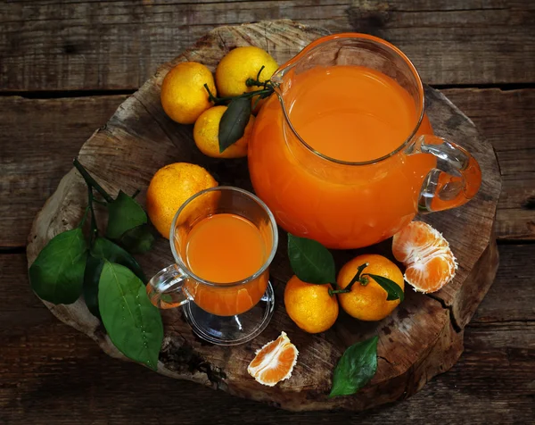 Still life with tangerine juice in a pitcher and fresh tangerine — Stock Photo, Image
