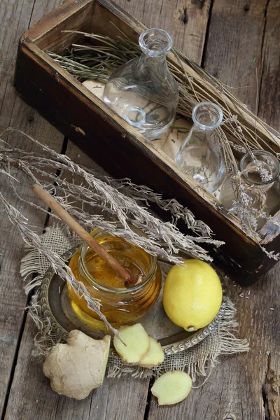 Natura morta con zenzero, limone, miele ed erbe della Provenza — Foto Stock