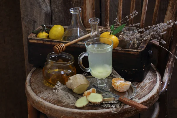 Stillleben mit Ingwer, Zitrone, Honig und Kräutern de Provence — Stockfoto