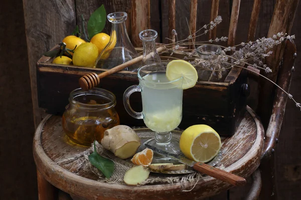 Stilleven met gember, citroen, honing en kruiden de Provence — Stockfoto