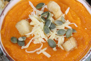 Kabak ile rendelenmiş peynir ve kruton krem çorba