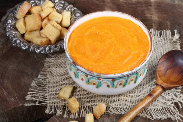 çorba - püresi kabak kruton ile hizmet