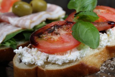 süzme peynir, fesleğen ve ahşap bir t domates Bruschetta