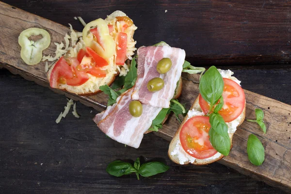 Bruschetta con jamón, bruschetta con requesón y tomates — Foto de Stock