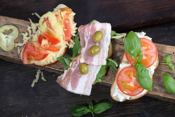 Bruschetta z szynką, bruschetta z pomidorami i serem — Zdjęcie stockowe