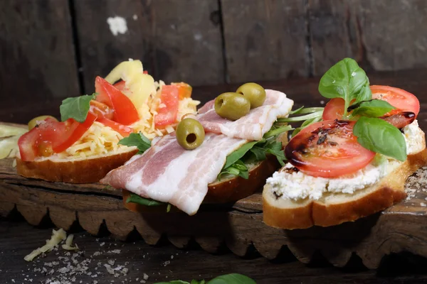 Bruschetta con jamón, bruschetta con requesón y tomates — Foto de Stock