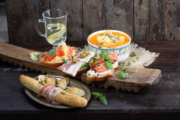 Zupa - przecier z dyni i bruschetta z szynką parmeńską — Zdjęcie stockowe