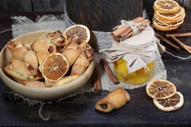 kruvasan reçel, tarçın ve portakal ile 